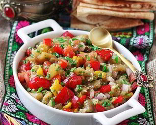 Салат из запеченных баклажанов и перцев