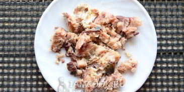 салат мимоза с консервами и сыром