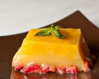 Желе Мимоза с персиками и клубникой