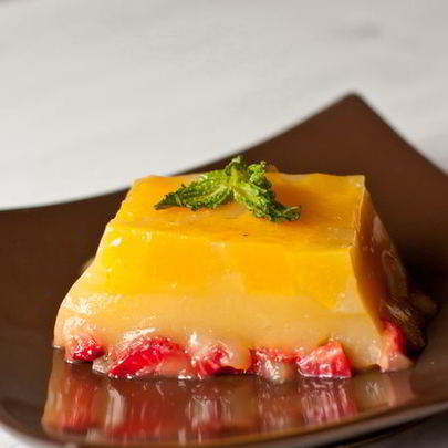 Желе Мимоза с персиками и клубникой