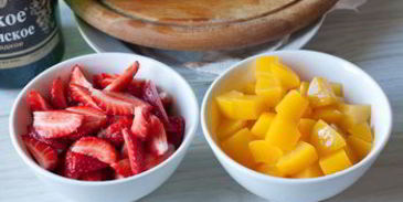 желе мимоза с персиками и клубникой