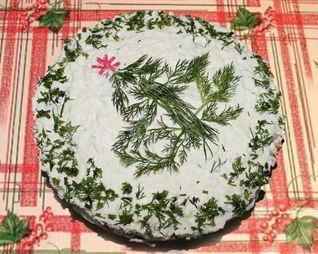 Салат На траве дрова с кириешками и колбасой