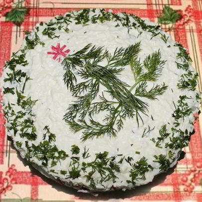 Салат На траве дрова с кириешками и колбасой