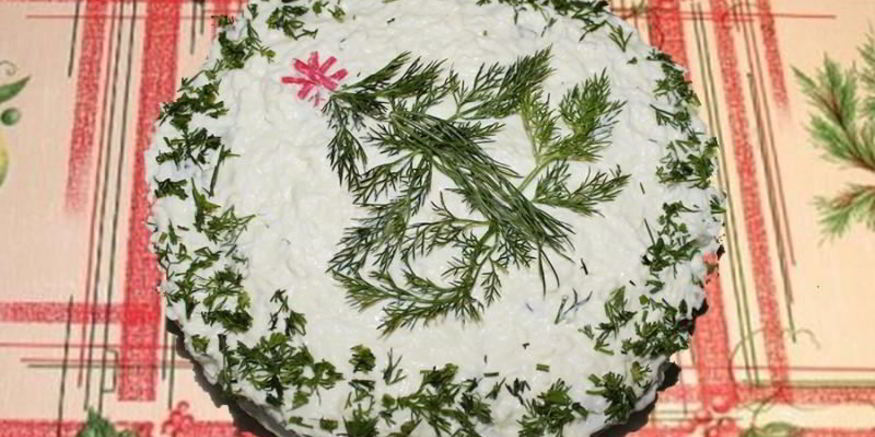 Рецепт салата на траве дрова с кириешками и колбасой