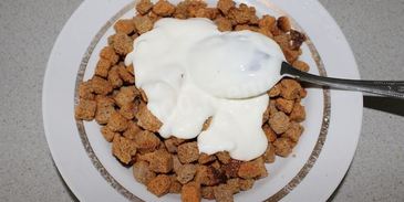 салат на траве дрова с кириешками и колбасой