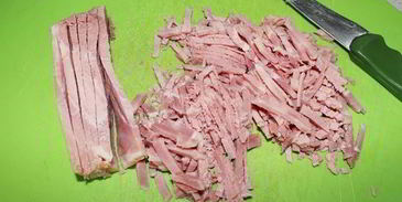 салат на траве дрова с кириешками и колбасой