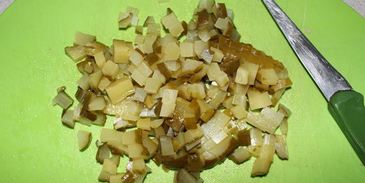 салат на траве дрова с кириешками и колбасой