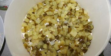 салат на траве дрова с кириешками и колбасой