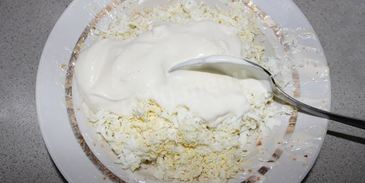 салат на траве дрова с кириешками и колбасой