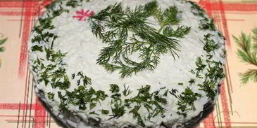 салат на траве дрова с кириешками и колбасой