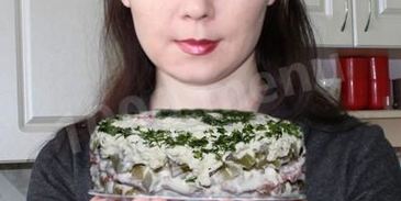 салат на траве дрова с кириешками и колбасой