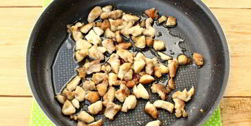 курица с лисичками, запеченная под шубой