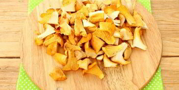 курица с лисичками, запеченная под шубой