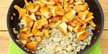 курица с лисичками, запеченная под шубой