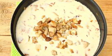 курица с лисичками, запеченная под шубой