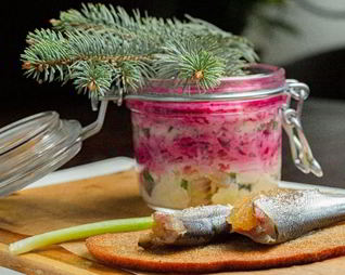 Сельдь под шубой с пряной килькой, фаршированной щучьей икрой на чесночном хлебе