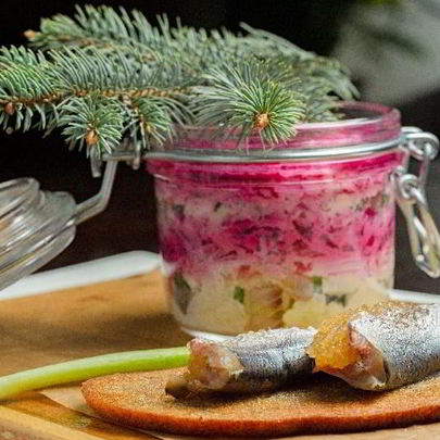 Сельдь под шубой с пряной килькой, фаршированной щучьей икрой на чесночном хлебе