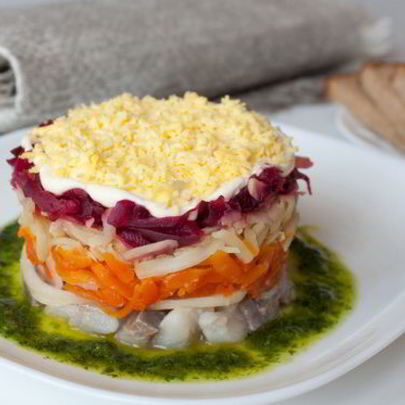 Сельдь под шубой с зеленым чесночным соусом