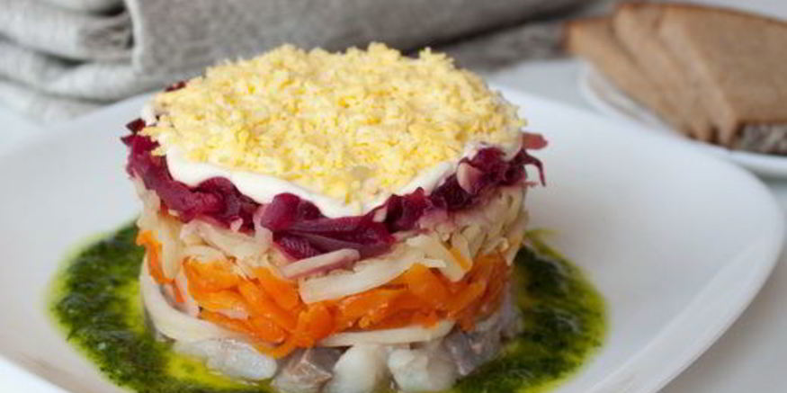 Рецепт сельди под шубой с зеленым чесночным соусом