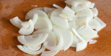 сельдь под шубой с зеленым чесночным соусом