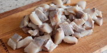 сельдь под шубой с зеленым чесночным соусом