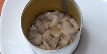 сельдь под шубой с зеленым чесночным соусом