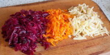 сельдь под шубой с зеленым чесночным соусом