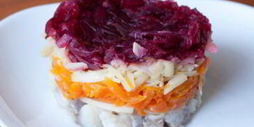 сельдь под шубой с зеленым чесночным соусом