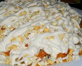 Слоеный салат Печень под шубой с яблоками