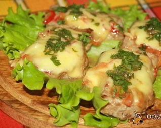 Свинина в маринаде из кунжутного дрессинга под шубой из моцареллы и болгарского перца