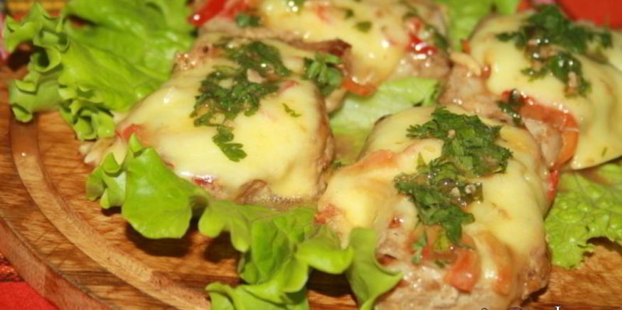 Рецепт свинины в маринаде из кунжутного дрессинга под шубой из моцареллы и болгарского перца