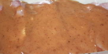 свинина в маринаде из кунжутного дрессинга под шубой из моцареллы и болгарского перца