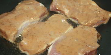 свинина в маринаде из кунжутного дрессинга под шубой из моцареллы и болгарского перца