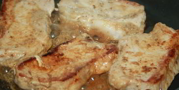 свинина в маринаде из кунжутного дрессинга под шубой из моцареллы и болгарского перца