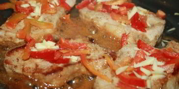 свинина в маринаде из кунжутного дрессинга под шубой из моцареллы и болгарского перца