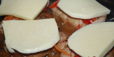 свинина в маринаде из кунжутного дрессинга под шубой из моцареллы и болгарского перца