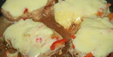 свинина в маринаде из кунжутного дрессинга под шубой из моцареллы и болгарского перца