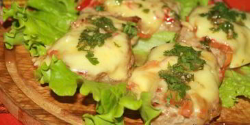 свинина в маринаде из кунжутного дрессинга под шубой из моцареллы и болгарского перца