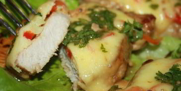 свинина в маринаде из кунжутного дрессинга под шубой из моцареллы и болгарского перца