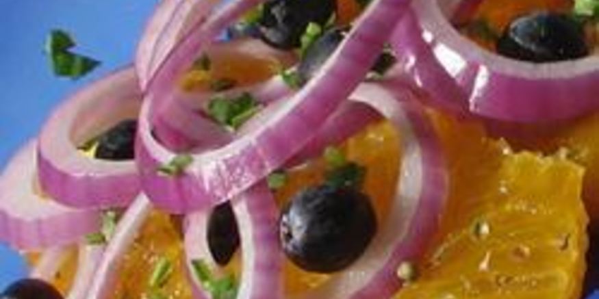 Рецепт салата с апельсином, маслинами и луком