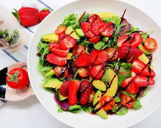 Салат с авокадо, черри и клубникой