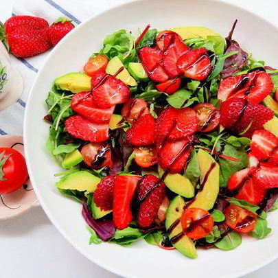 Салат с авокадо, черри и клубникой