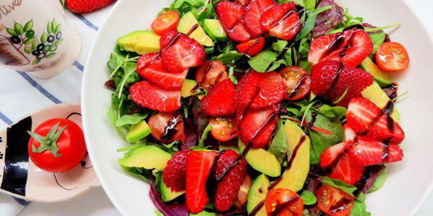 Рецепт салата с авокадо, черри и клубникой