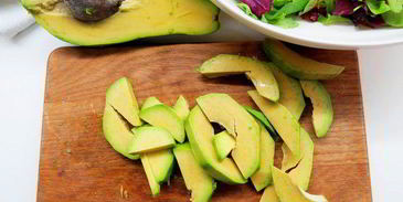 салат с авокадо, черри и клубникой