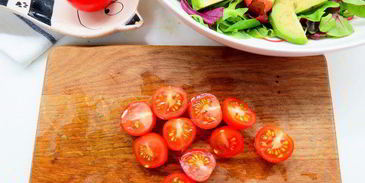 салат с авокадо, черри и клубникой