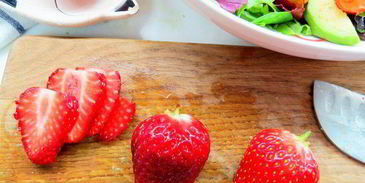 салат с авокадо, черри и клубникой