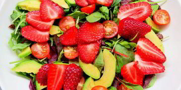 салат с авокадо, черри и клубникой