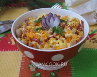 Салат с копченой колбасой и фасолью