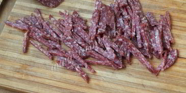 салат с копченой колбасой и фасолью