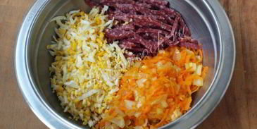 салат с копченой колбасой и фасолью